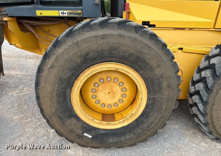 image for item EJ4609 2013 John Deere 772G motor grader