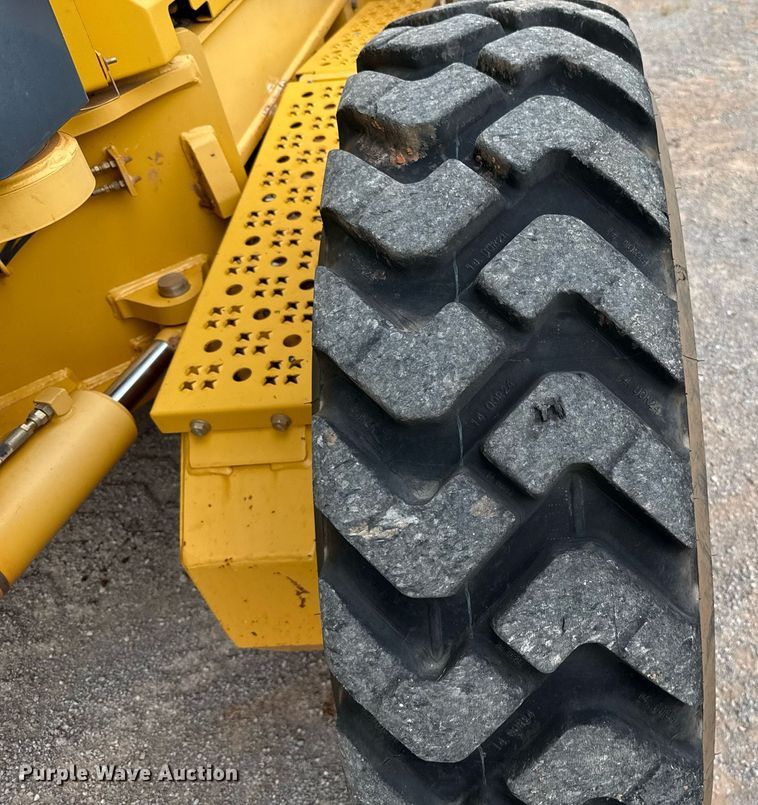 image for item EJ4609 2013 John Deere 772G motor grader