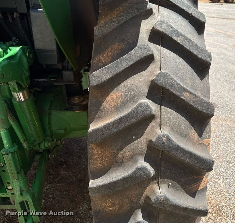 image for item EJ4610 2011 John Deere 7230 MFWD tractor