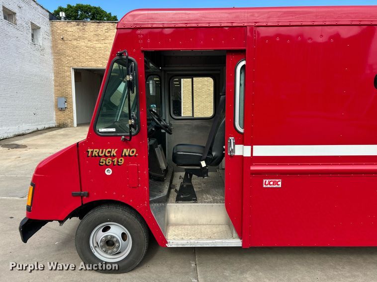 image for item EK8121 1998 Chevrolet P Series delivery truck