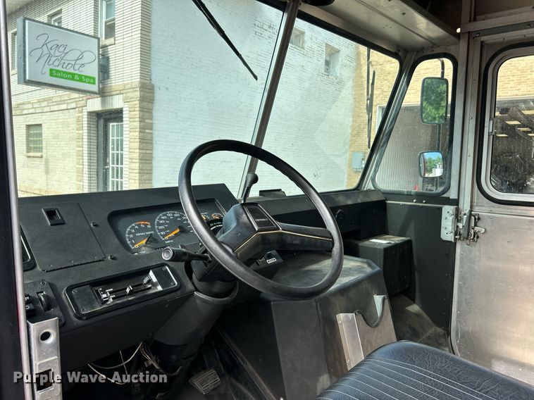 image for item EK8121 1998 Chevrolet P Series delivery truck