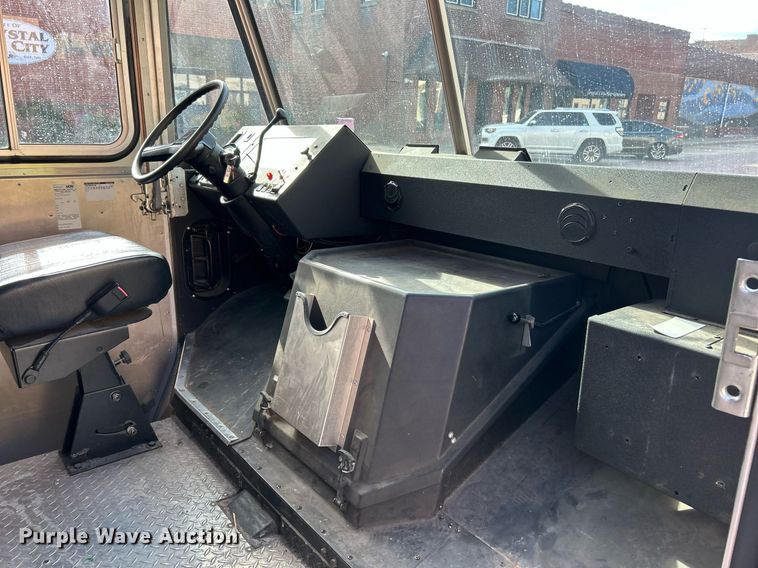 image for item EK8121 1998 Chevrolet P Series delivery truck