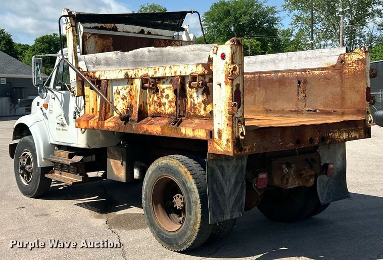 image for item EK8123 1999 International 4900 dump truck