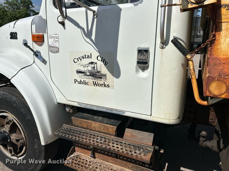 image for item EK8123 1999 International 4900 dump truck
