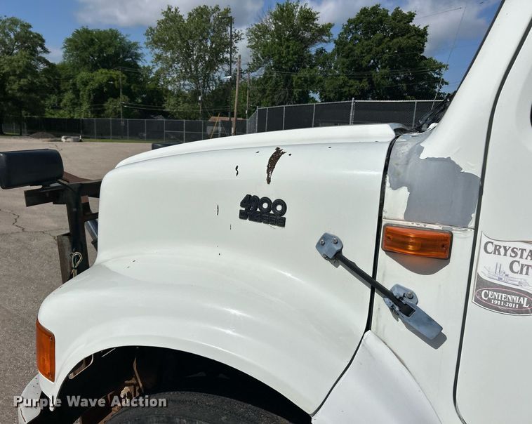 image for item EK8123 1999 International 4900 dump truck