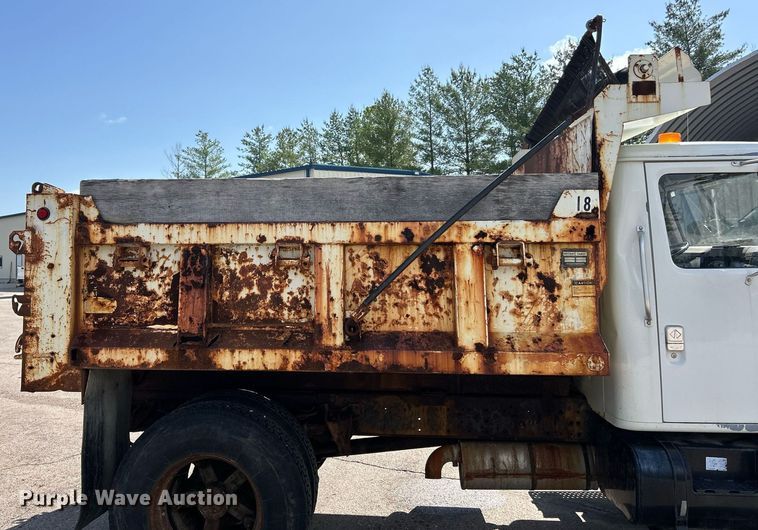 image for item EK8123 1999 International 4900 dump truck