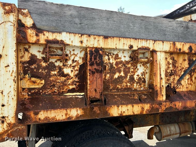 image for item EK8123 1999 International 4900 dump truck