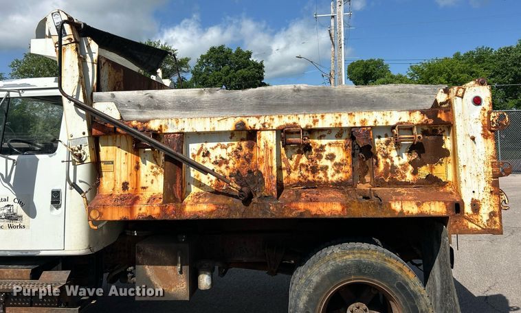 image for item EK8123 1999 International 4900 dump truck