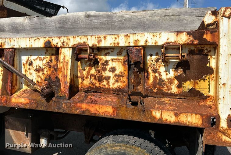 image for item EK8123 1999 International 4900 dump truck