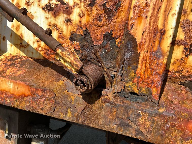 image for item EK8123 1999 International 4900 dump truck