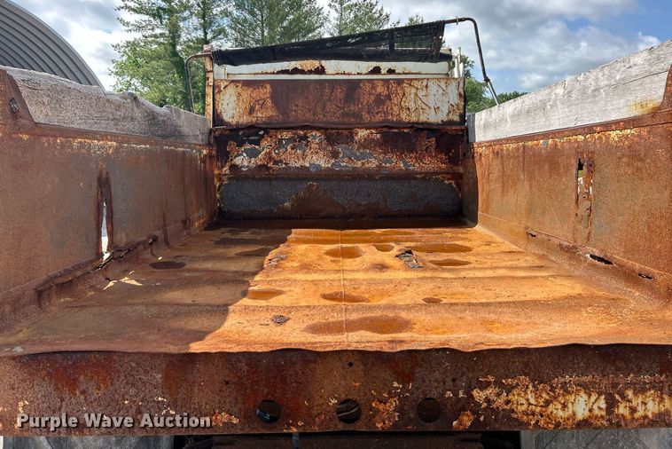 image for item EK8123 1999 International 4900 dump truck