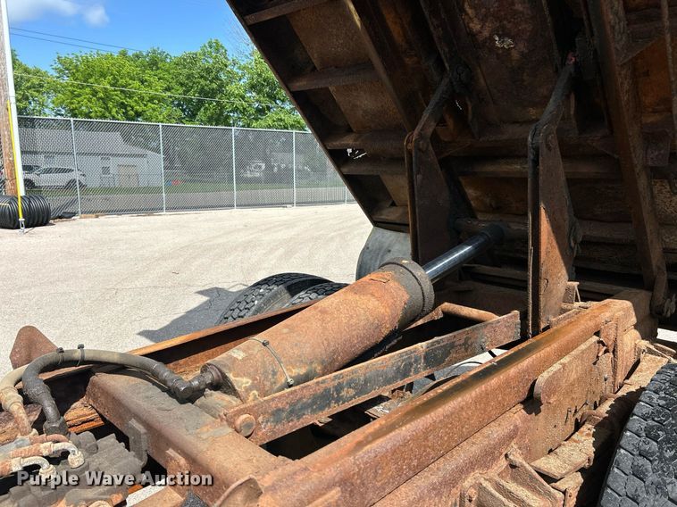 image for item EK8123 1999 International 4900 dump truck