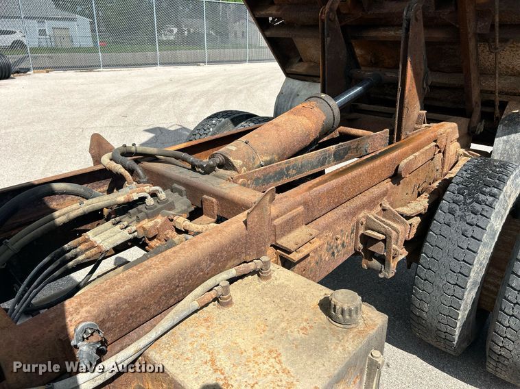 image for item EK8123 1999 International 4900 dump truck