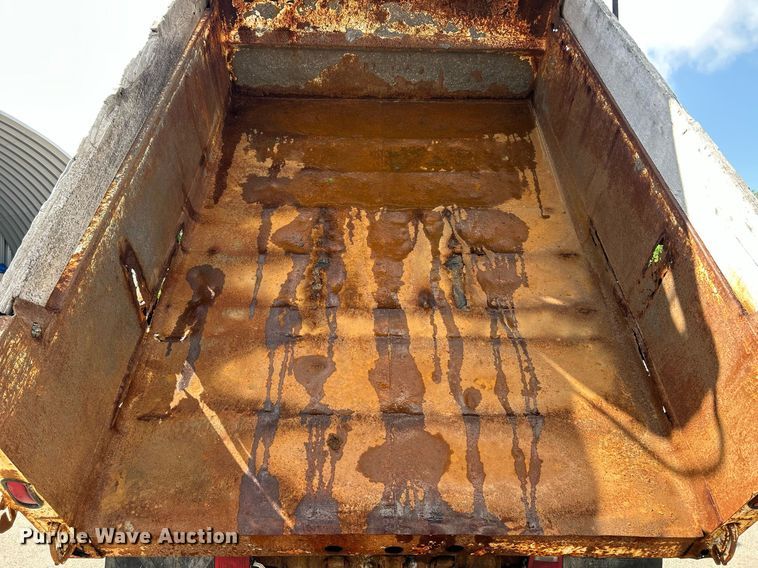 image for item EK8123 1999 International 4900 dump truck