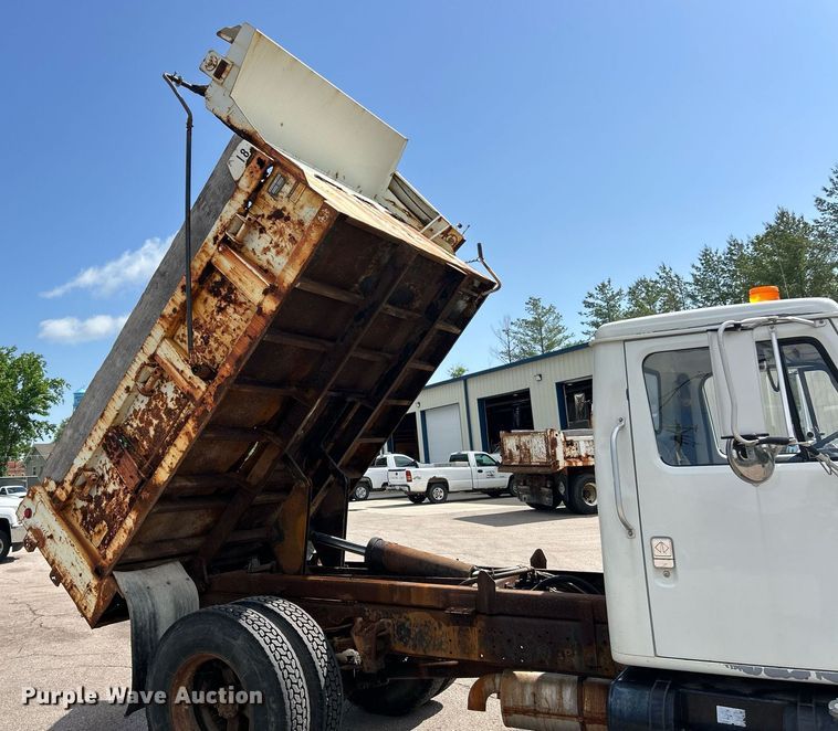 image for item EK8123 1999 International 4900 dump truck