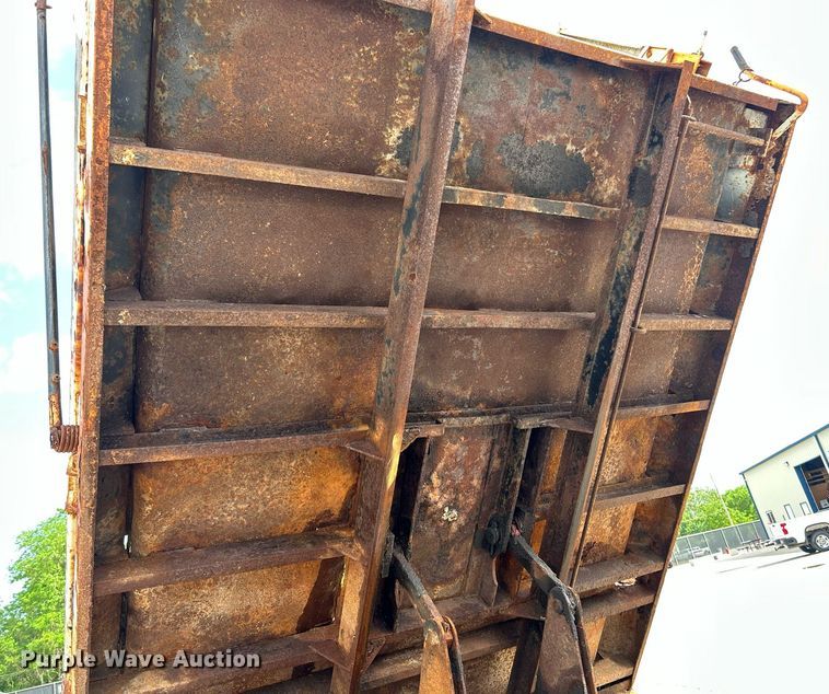 image for item EK8123 1999 International 4900 dump truck