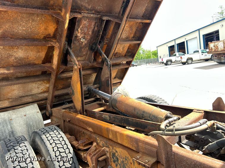 image for item EK8123 1999 International 4900 dump truck