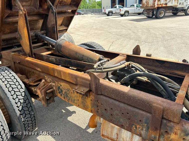 image for item EK8123 1999 International 4900 dump truck