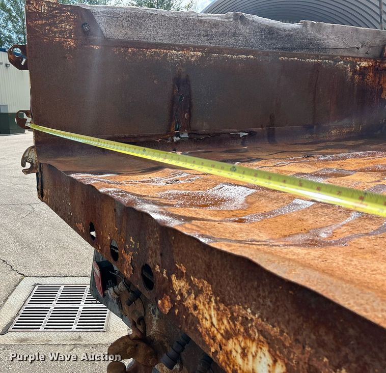 image for item EK8123 1999 International 4900 dump truck