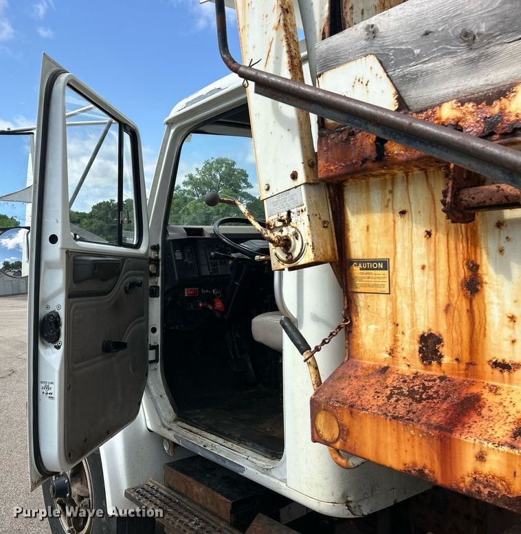 image for item EK8123 1999 International 4900 dump truck