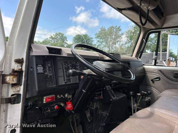 image for item EK8123 1999 International 4900 dump truck