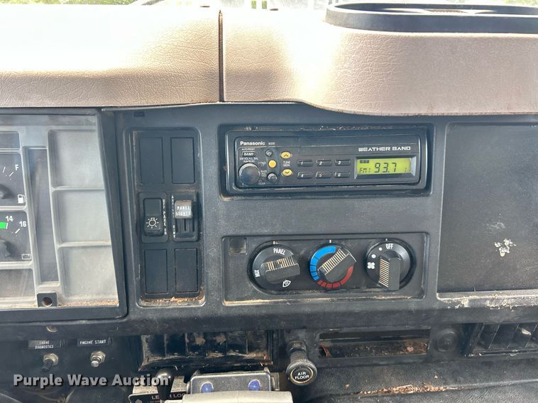 image for item EK8123 1999 International 4900 dump truck