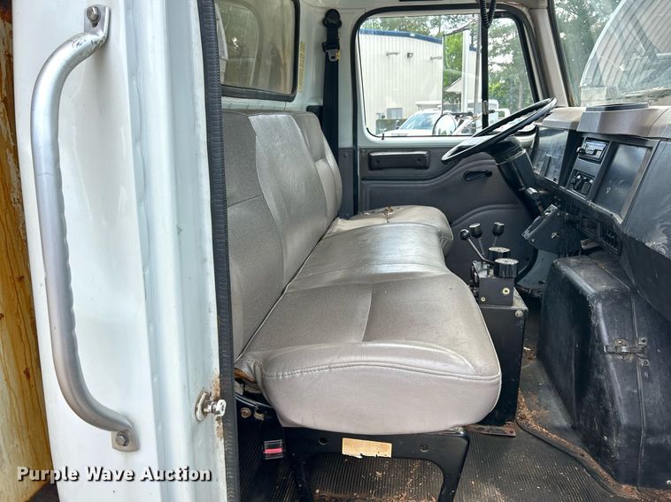 image for item EK8123 1999 International 4900 dump truck