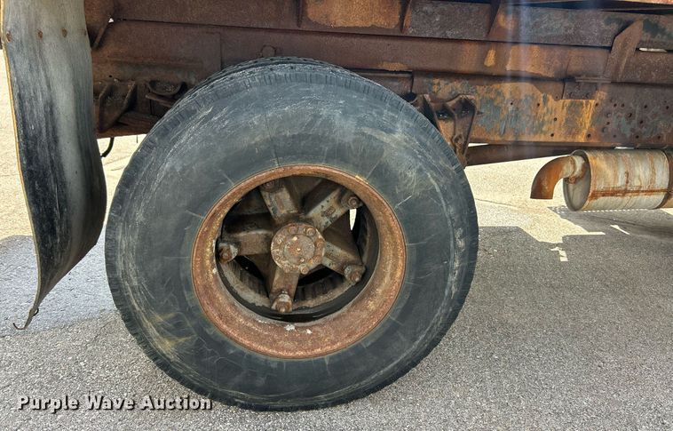 image for item EK8123 1999 International 4900 dump truck