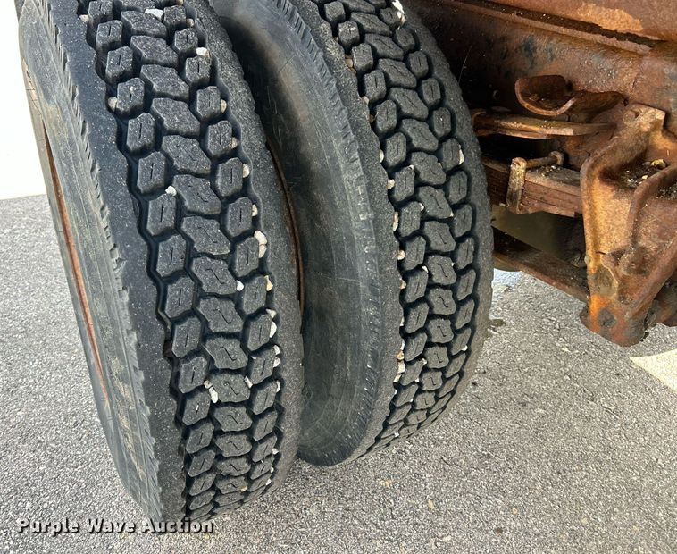 image for item EK8123 1999 International 4900 dump truck