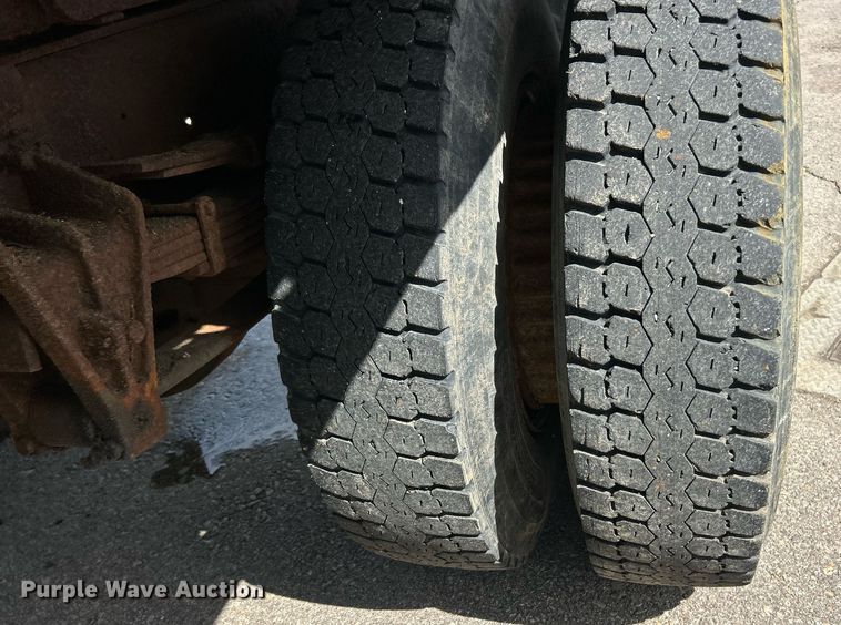 image for item EK8123 1999 International 4900 dump truck