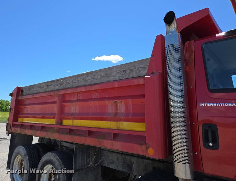 image for item EM0043 2006 International 7400 dump truck