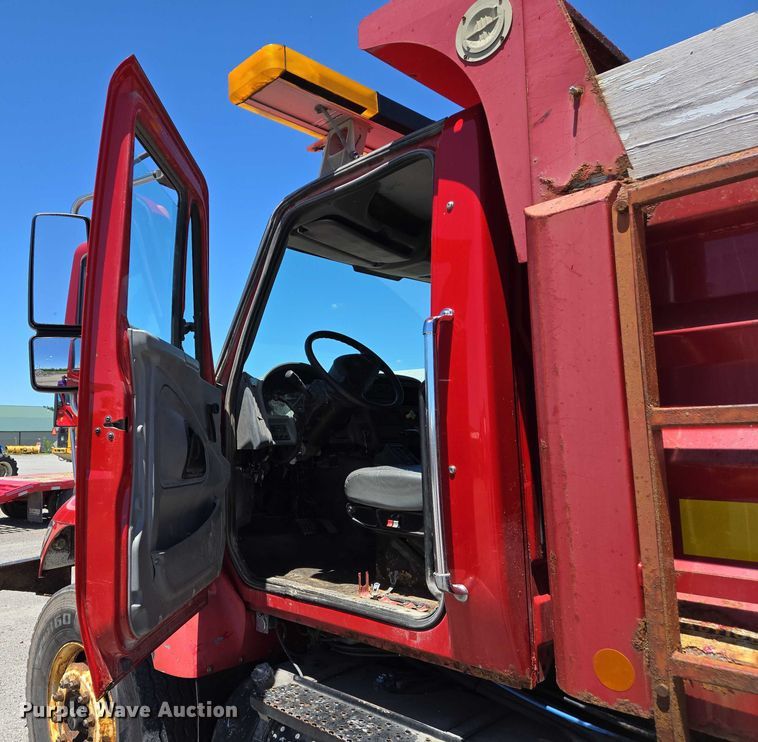 image for item EM0043 2006 International 7400 dump truck