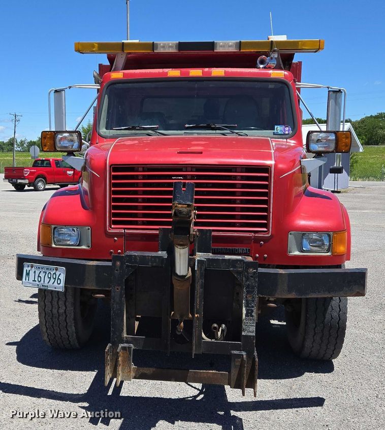 image for item EM0044 2002 International 4900 dump truck