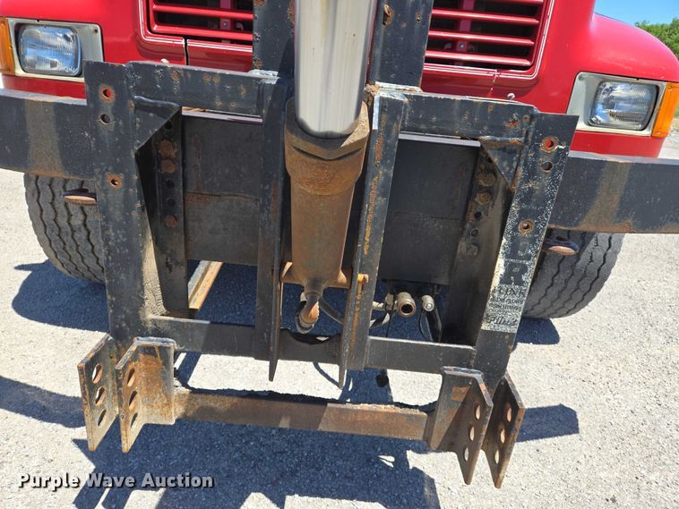 image for item EM0044 2002 International 4900 dump truck