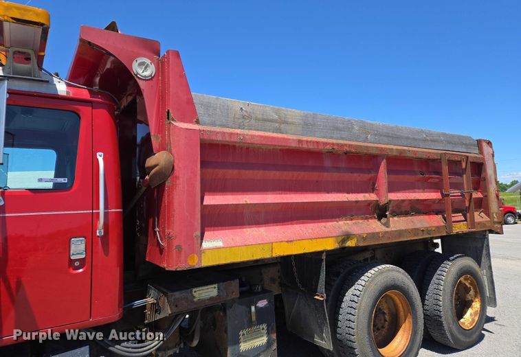 image for item EM0044 2002 International 4900 dump truck