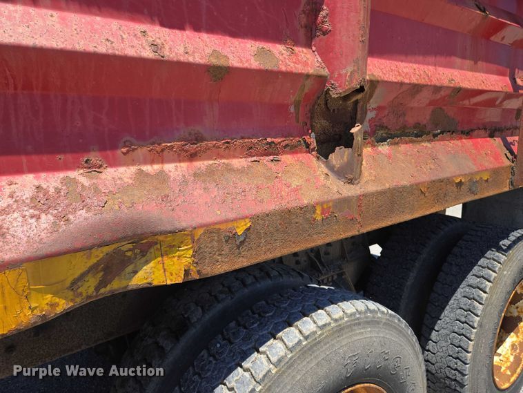 image for item EM0044 2002 International 4900 dump truck