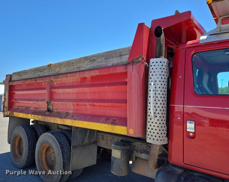 image for item EM0044 2002 International 4900 dump truck