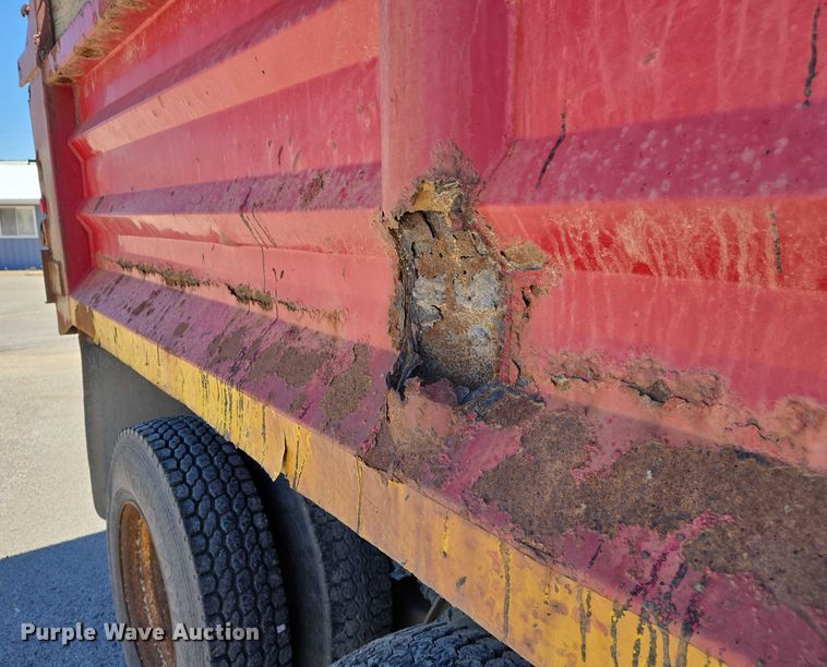 image for item EM0044 2002 International 4900 dump truck