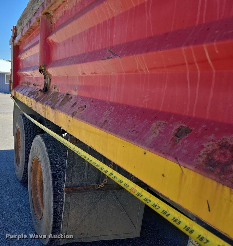 image for item EM0044 2002 International 4900 dump truck