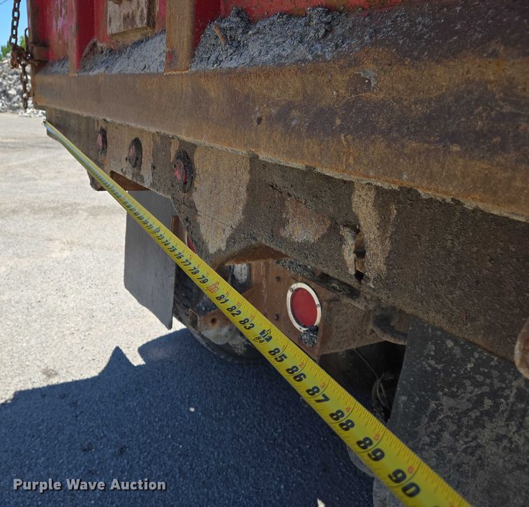 image for item EM0044 2002 International 4900 dump truck