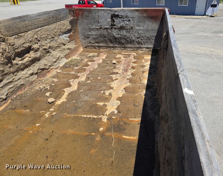 image for item EM0044 2002 International 4900 dump truck