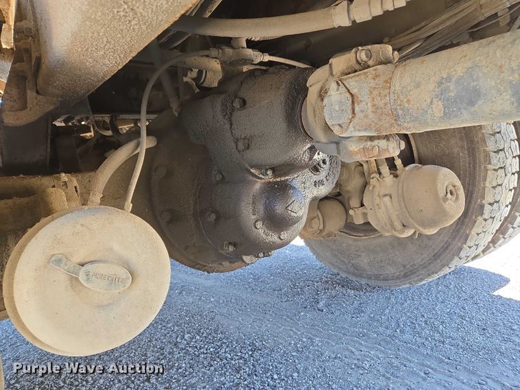 image for item EM0044 2002 International 4900 dump truck