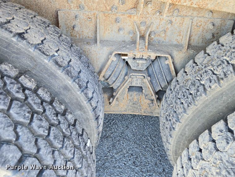 image for item EM0044 2002 International 4900 dump truck