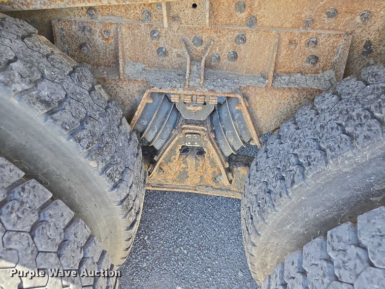 image for item EM0044 2002 International 4900 dump truck