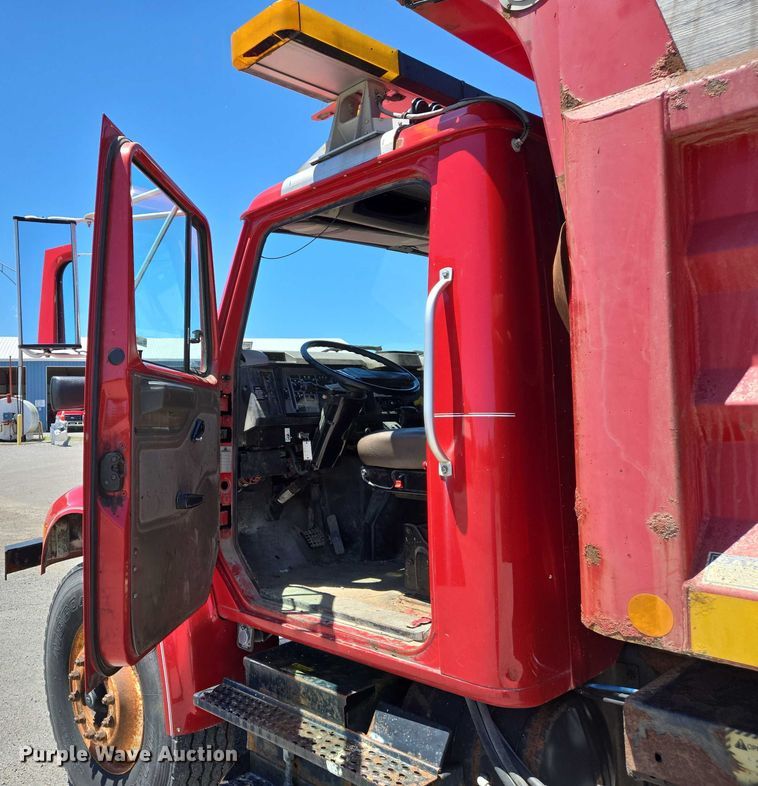 image for item EM0044 2002 International 4900 dump truck