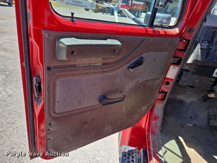 image for item EM0044 2002 International 4900 dump truck