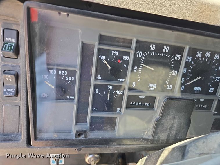 image for item EM0044 2002 International 4900 dump truck