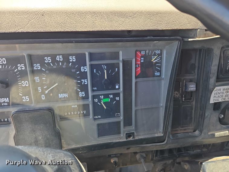 image for item EM0044 2002 International 4900 dump truck