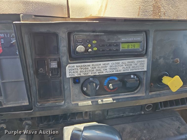 image for item EM0044 2002 International 4900 dump truck