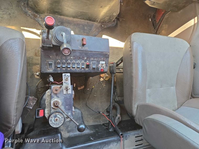 image for item EM0044 2002 International 4900 dump truck